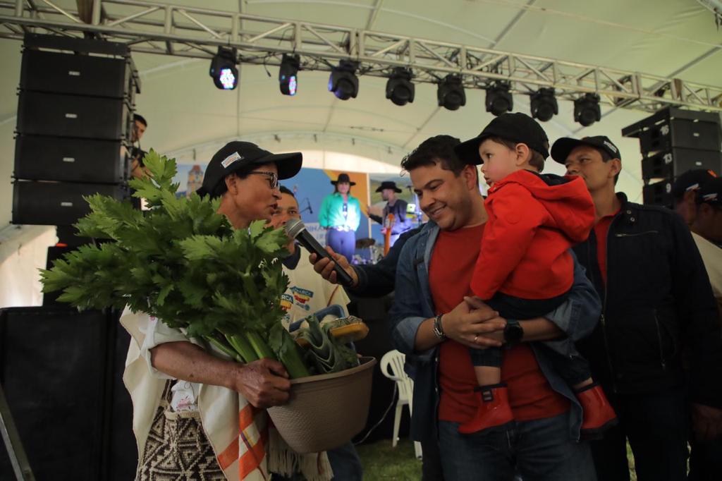 Cundinamarca celebra día del campesino entregando 500 tarjetas de progreso agropecuario


