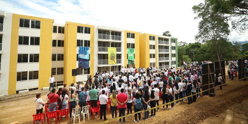 Gobernador participa en la entrega de 100 viviendas en el municipio de El Colegio
