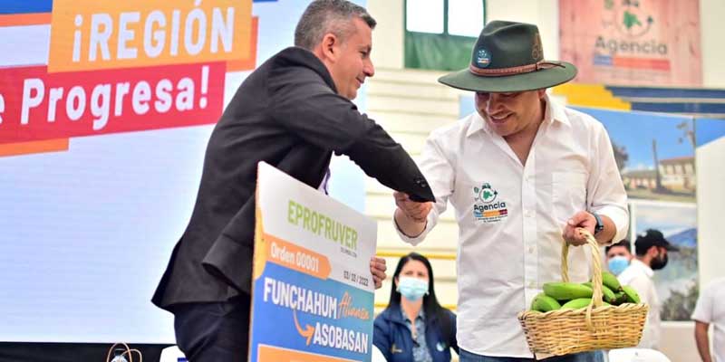 Gobernador lanza operación comercial de banano entre Cundinamarca y Bogotá

