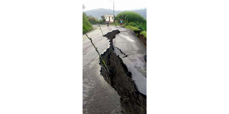 Fuertes lluvias causan importantes daños en vía de Cundinamarca






