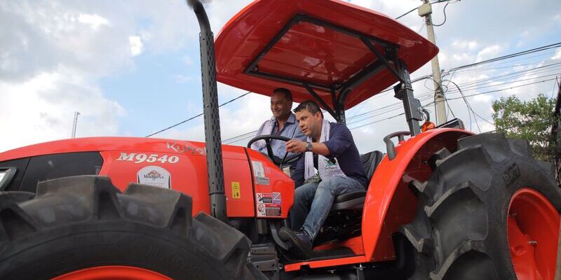 Gobernador entrega maquinaria e implementos agrícolas al municipio de San Francisco

