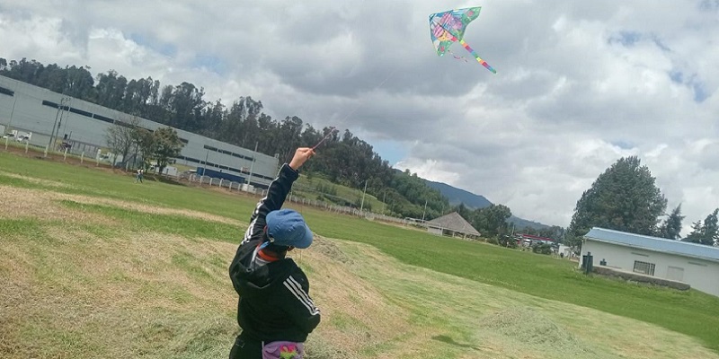 Sin importar la edad, volar cometas refresca el alma