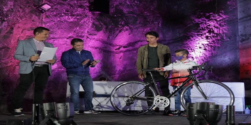 Campeón del Giro de Italia, Egan Bernal recibe homenaje en Zipaquirá