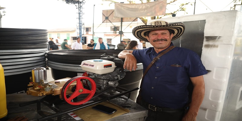 Avanza entrega de equipos y herramientas a productores de Cundinamarca