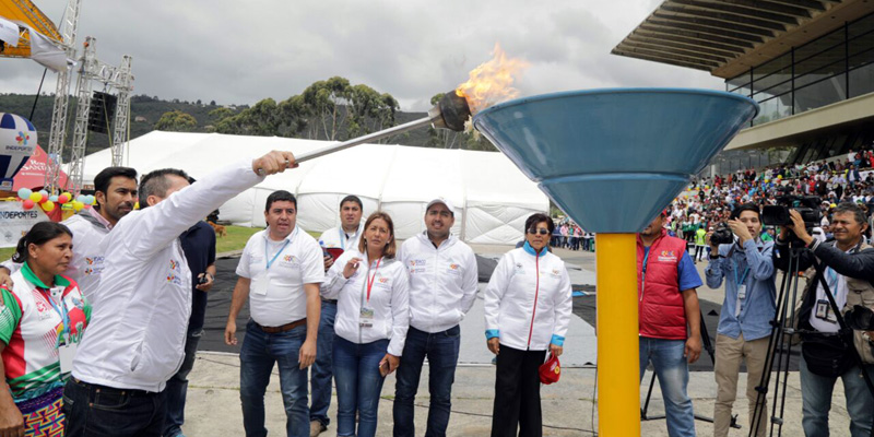 La llama olímpica bajó del cielo para inaugurar los Juegos Comunales de Cundinamarca







































