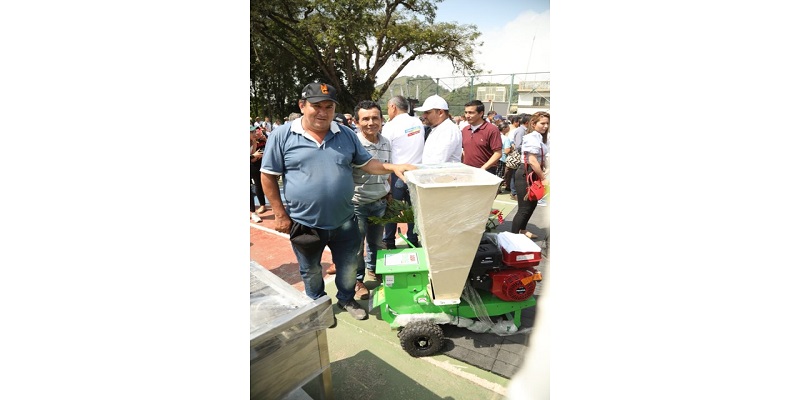 Paneleros, cafeteros y productores del Gualivá reciben más de 500 equipos y herramientas para el agro