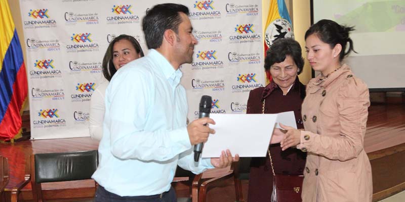 Gobernador de Cundinamarca clausuró el seminario taller arte, gestión y cultura política - 2016





