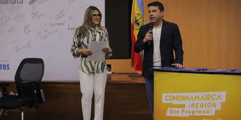 Gobernador de Cundinamarca firmó 55 convenios por un valor cercano a los $120 mil millones

