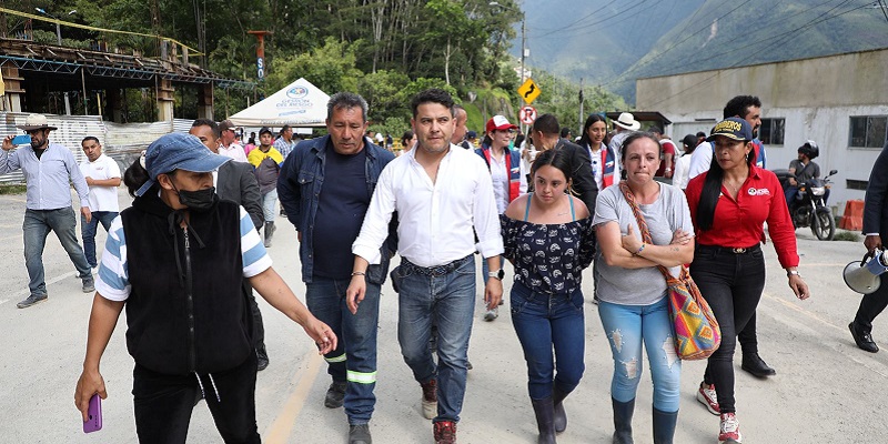 Tras diálogo con la comunidad se levanta bloqueo en la vía al llano en Guayabetal